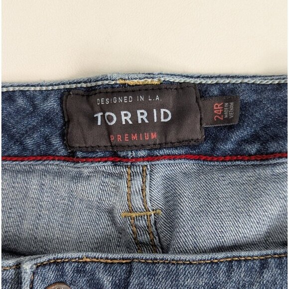 Torrid Boyfriend Premium Stretch Jeans 24R Medium Wash Cropped Distressed - Picture 2 of 12